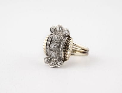 Bague architecturée en or gris (750) et platine...