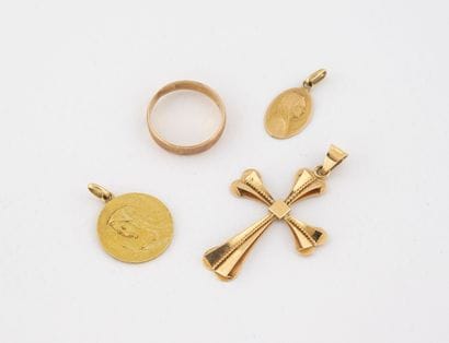 Lot en or jaune (750) comprenant : 

- Alliance.

Tour...