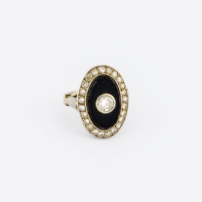 Bague en platine (850) à chaton ovale orné...