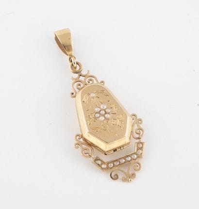Yellow gold (750) articulated pendant with...