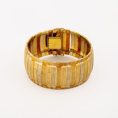 Bracelet ruban articulé en ors de trois tons...
