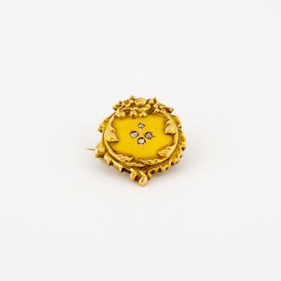 Medallion brooch in yellow gold (750) with...