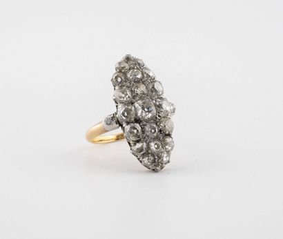 Bague marquise en or jaune (750) et platine...