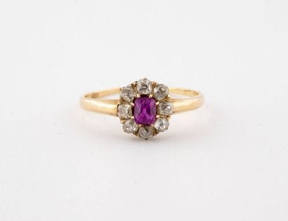 Fine bague marguerite en or jaune (750) centrée...