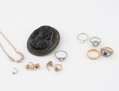 Lot comprenant :
- Two pairs of yellow gold...