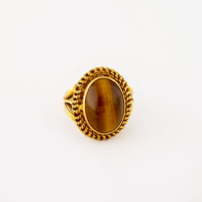 Important yellow gold ring (750) holding...