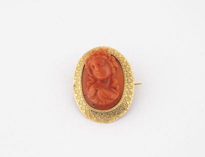 Broche médaillon en or jaune (750) retenant...