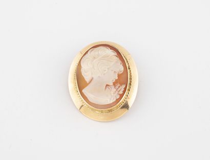 Broche-pendentif médaillon en or jaune (750)...