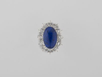 Ring in white gold (750) centered on a cabochon...