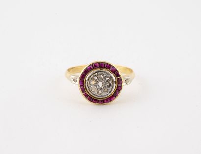 Round ring in yellow gold (750) centered...