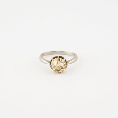 Bague solitaire en platine (850) ornée d'un...
