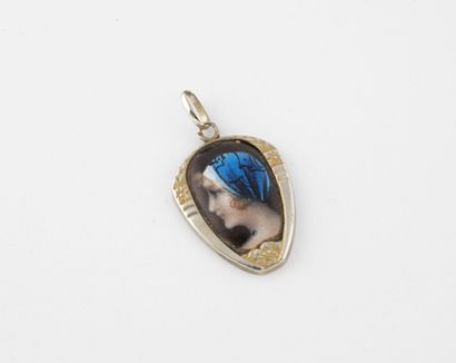 Pendentif en or gris (750) en forme de mandorle...