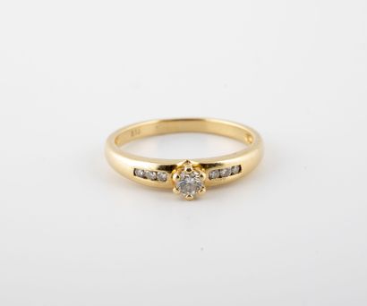 Yellow gold (750) ring centered on a brilliant-cut...