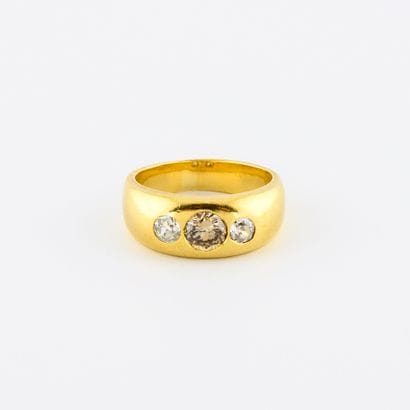 Bague jonc en or jaune (750) centrée d'un...
