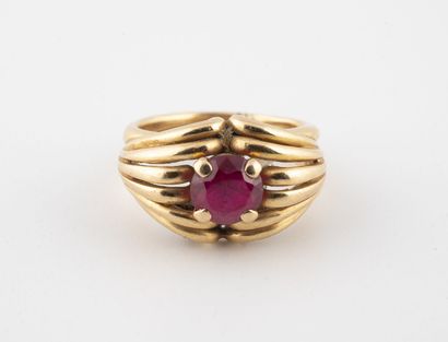 Bague en or jaune (750) centrée d'un rubis...