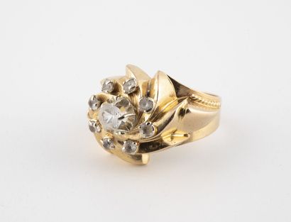 Une bague chevalière en or jaune (750) centrée...