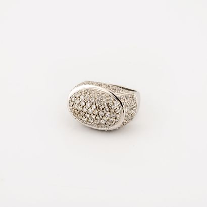 White gold (750) ring with oval plateau and...