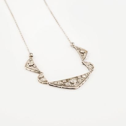 Collier en or gris (750) et platine (850)...