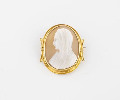 Broche médaillon en or jaune (750) ornée...