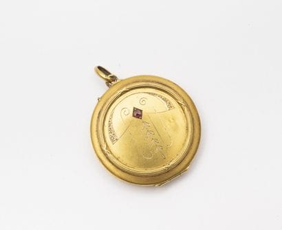 Yellow gold (750) round pendant with chased...