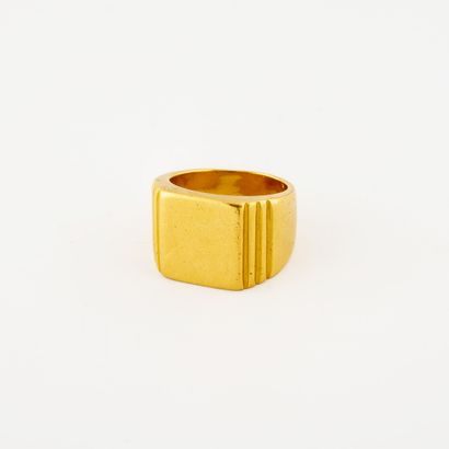Important signet ring in yellow gold (750).

Weight...