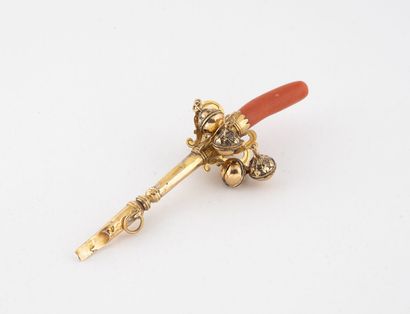 
Hochet-sifflet en or jaune (750) et corail...