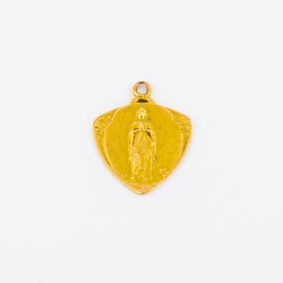 Médaille religieuse de forme triangulaire...