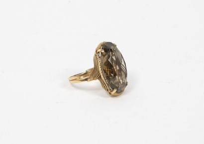 Yellow gold ring (750) holding a large oval...
