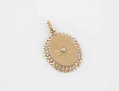 Pendentif ovale en or jaune (750) à motif...