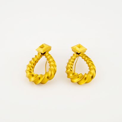 Pair of earrings in yellow gold (750) with...
