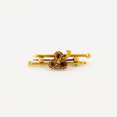 Brooch in yellow gold (750) decorated with...