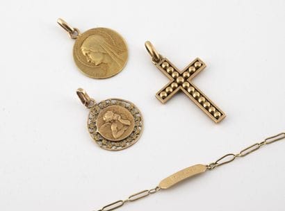 Lot en or jaune (750) comprenant :

- une...