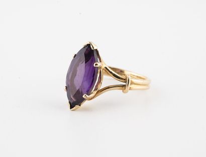 Yellow gold (750) marquise ring centered...