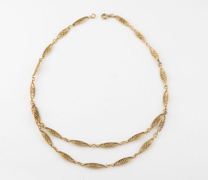 Collier en or jaune (750) à mailles filigranés...