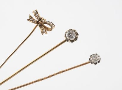 Lot including : 

- Yellow gold (750) pin...
