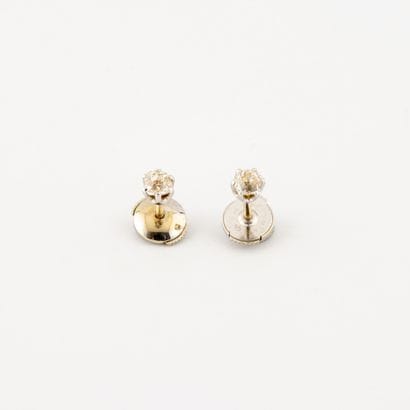 Pair of earrings in white gold (750) set...