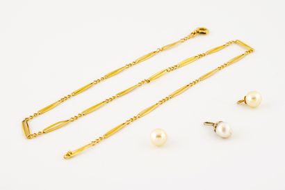 Lot comprenant :
- Two pendants in gilded...