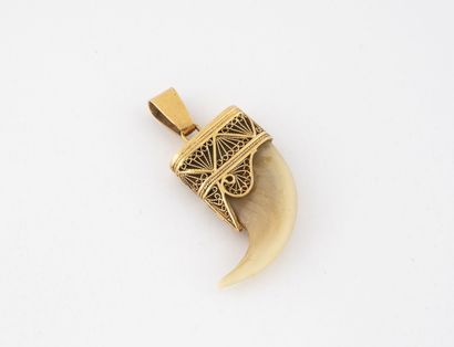 Yellow gold (750) pendant holding a feline...