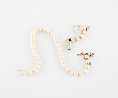 White cultured pearl bracelet.

Ratchet clasp...