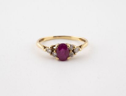 Yellow gold (750) ring set with an oval faceted...