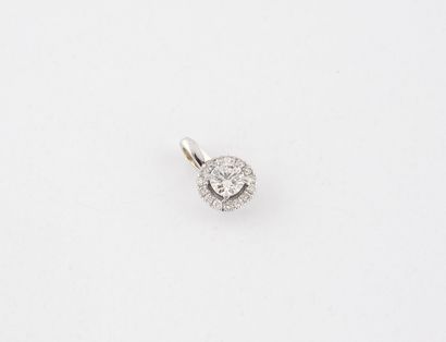 White gold (750) pendant centered on a brilliant-cut...