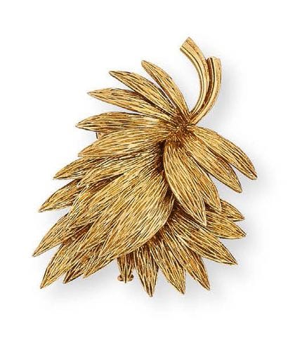 O J. PERRIN
Textured yellow gold (750) lapel...