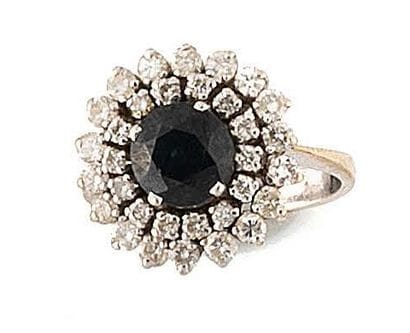 
Round daisy ring in white gold (375) centered...