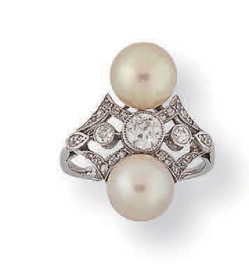 Beautiful platinum ring (850) centered on...