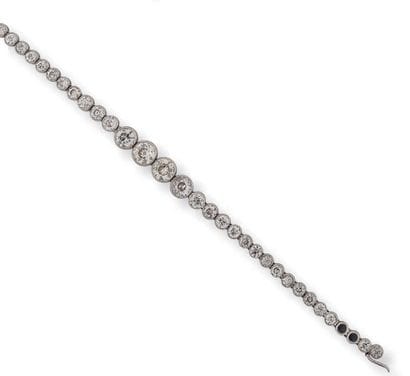 Line bracelet in platinum (850) formed by...