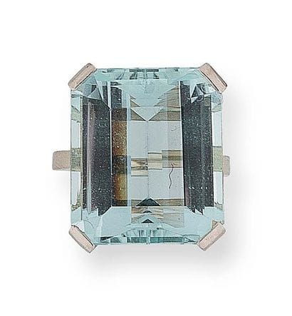 Bague en or gris (750) et platine (850) centrée...