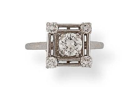 Platinum (850) ring with openwork square...
