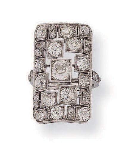 Important platinum ring (850), the curved...