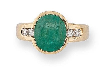 Bague en or jaune (750) centrée d'une émeraude...