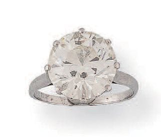 
Solitaire ring in platinum (850) set with...